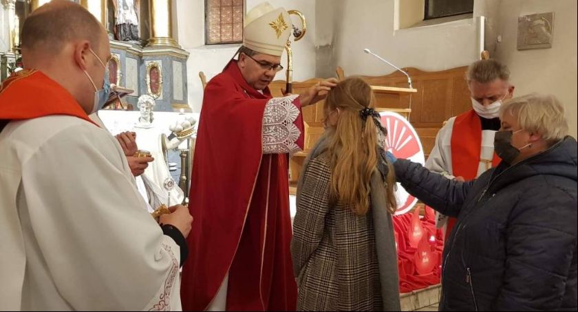 Bez rodziny, świadków i najbliższych. Tak wyglądał sakrament bierzmowania w kościele św. Ducha (FOTO i VIDEO)