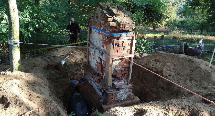 „Dziesiątacy” odnawiają zapomniany grób pułkownika na cmentarzu prawosławnym w Łowiczu (ZDJĘCIA)