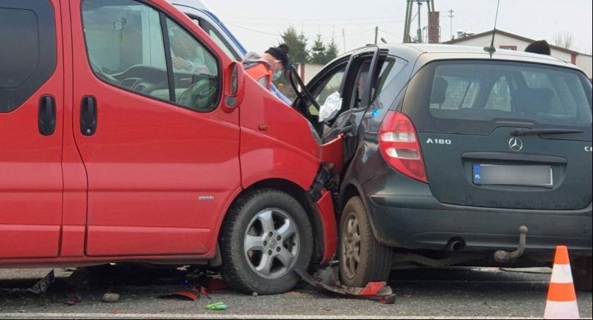 Bus zderzył się z osobówką w Klewkowie. Jedna osoba poszkodowana (FOTO i VIDEO)