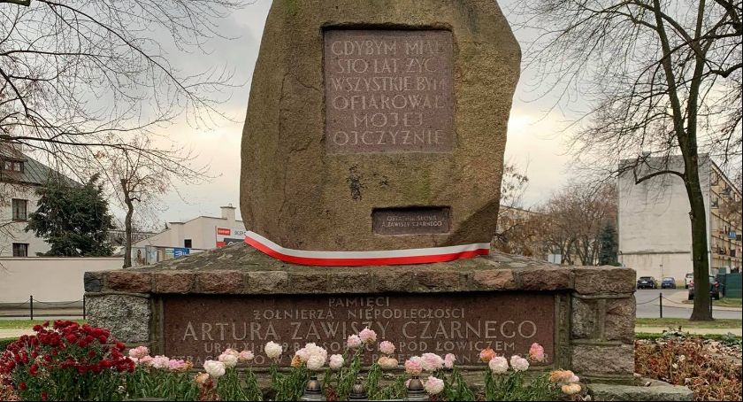 Władze miasta i łowicki PTTK pamiętały o rocznicy śmierci Artura Zawiszy Czarnego