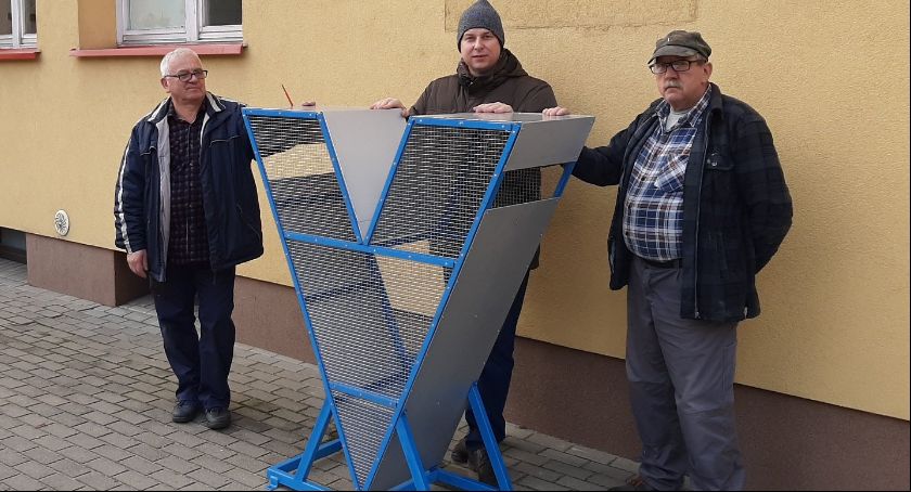 Pojemnik na nakrętki stanął przed szkołą w Dzierzgówku