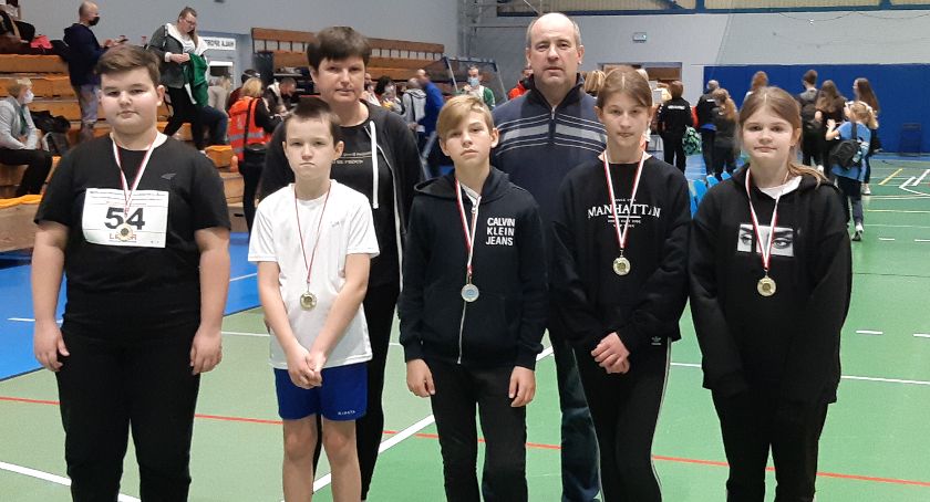 Medale łowickich lekkoatletów w Grodzisku Mazowieckim. Na podium m.in. mama i jej syn