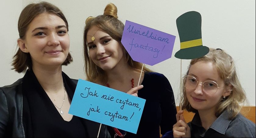 Sukcesy uczennic łowickiego Ekonomika w wojewódzkim konkursie plastycznym oraz regionalnym konkursie wokalnym
