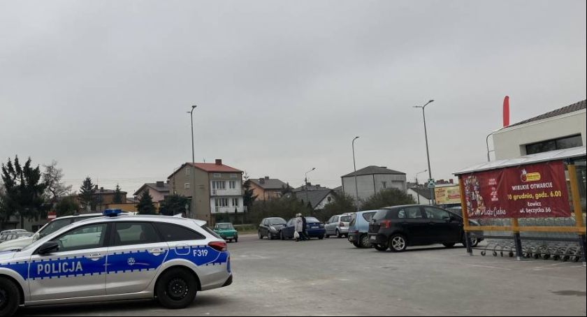 Policja i sanepid w nowo wyremontowanej Biedronce na Górkach (FOTO)