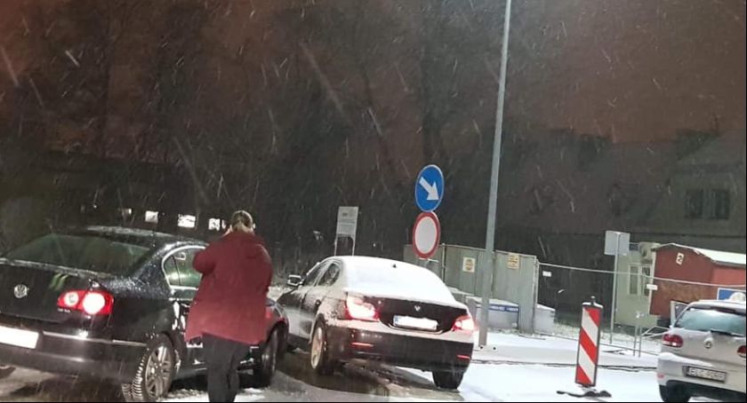 Nieustąpienie pierwszeństwa przejazdu przyczyną kolizji na rondzie w Łowiczu