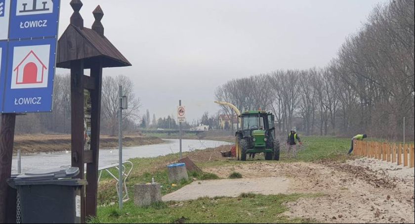 Trwają prace porządkowe na rzece Bzurze - wycinanie krzaków i odmulanie (FOTO i VIDEO)