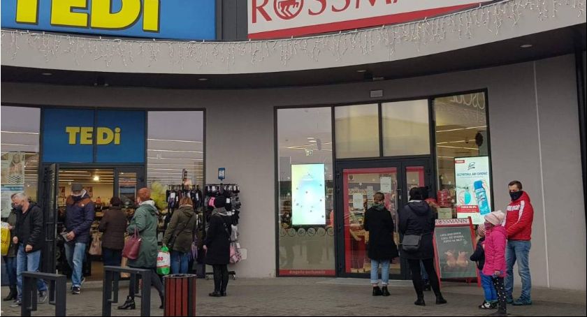 Kolejki do sklepów i pełne parkingi. Tak wygląda dzisiejsza niedziela handlowa
