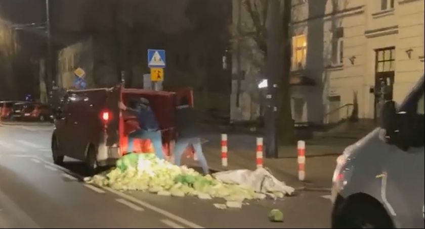 Łowicka Agrounia i rolnicy protestują. Martwa świnia, wysypane jajka i kapusta przed domem Kaczyńskiego