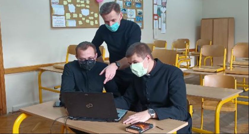 Trzech diakonów z WSD odbyło praktyki katechetyczne w szkole na Blichu