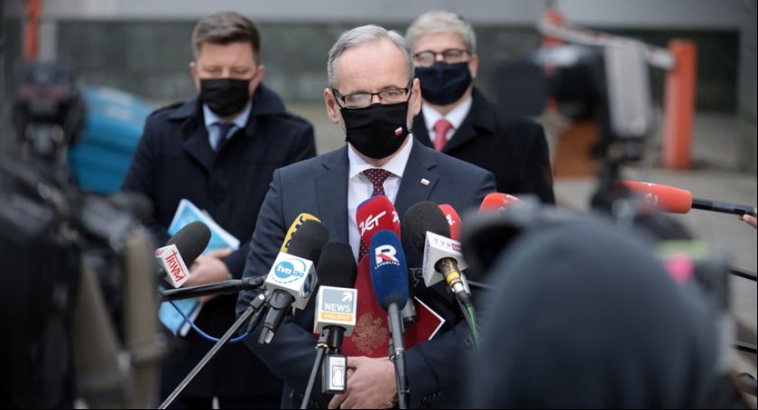 Będę rekomendował przedłużenie obostrzeń - mówi minister zdrowia Adam Niedzielski 
