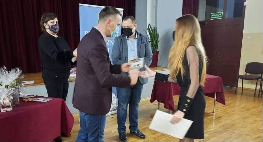 Uczennica ze Zduńskiej Dąbrowy wyróżniona przez wójta gminy Zduny