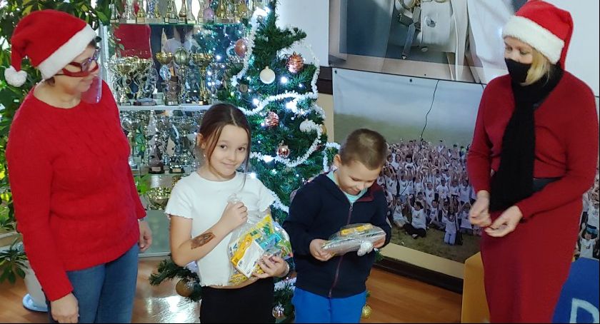  Śnieżynki, wysłanniczki Mikołaja, rozdawały prezenty w Szkole Podstawowej nr 7 (FOTO)