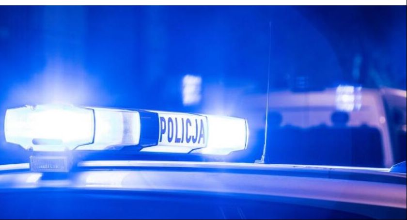 Pijani pchali chryslera na autostradzie bo zabrakło im paliwa