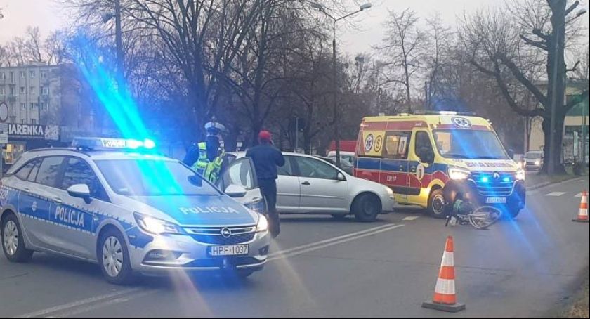 Potrącenie rowerzystki przy Targowisku Miejskim w Łowiczu (FOTO i VIDEO)