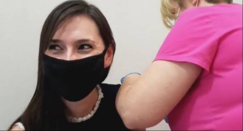 Pierwsza osoba w powiecie łowickim została zaszczepiona przeciwko Covid-19 (FOTO i VIDEO)