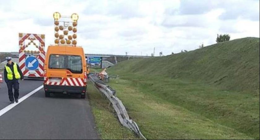 Samochód osobowy uderzył w barierki ochronne na A2