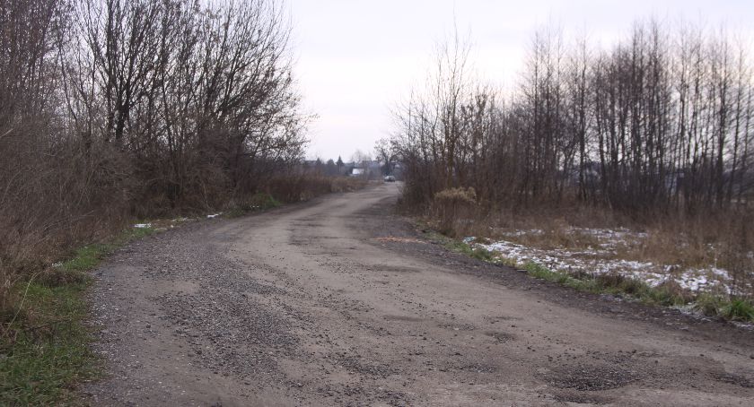 Mieszkańcy Jastrzębi chcą, aby miasto Łowicz wykonało asfaltową nakładkę