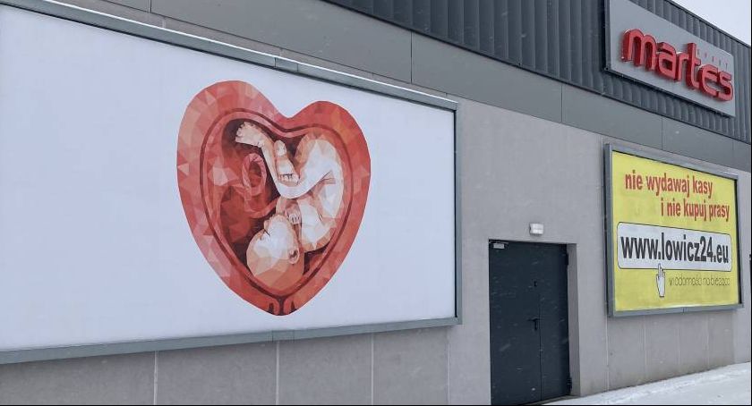 Łowicz. Co oznaczają billboardy z grafiką dziecka w serduszku 