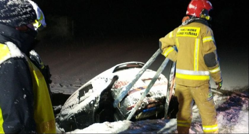 Porsche Cayenne wpadł do stawu hodowlanego w Guźni
