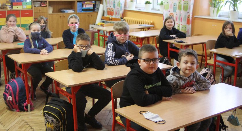 Łowicz. Najmłodsi uczniowie wrócili do szkół