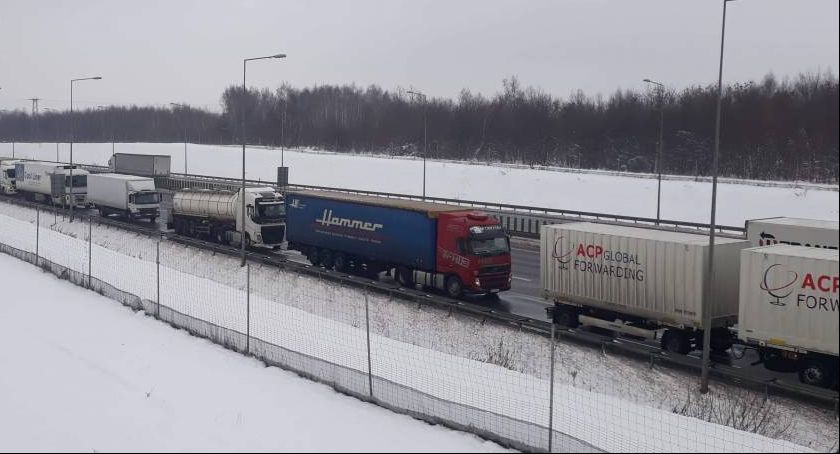 Rolnicy znowu wyszli na ulice. Ponownie blokują rondo w Strykowie! Ogromne utrudnienia w ruchu (FOTO i VIDEO)