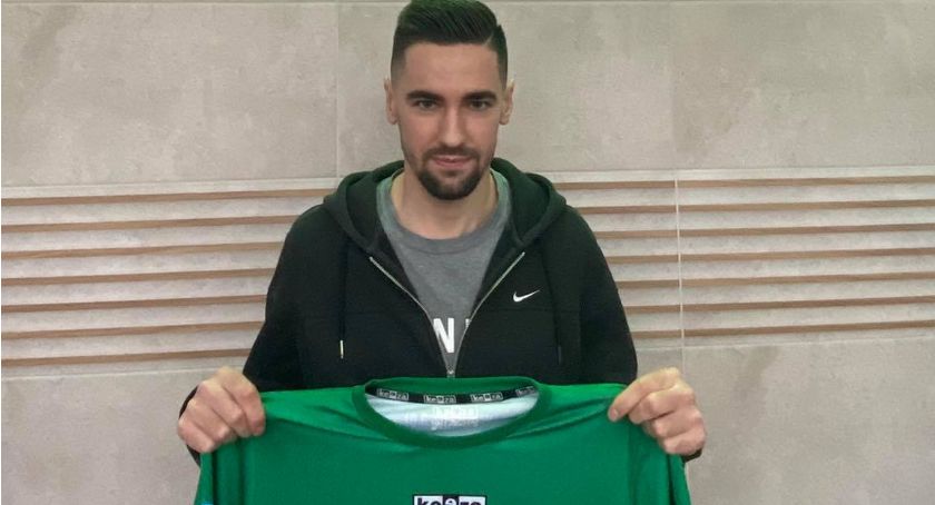 Pierwsze wzmocnienie Pelikana Łowicz. To 24-letni napastnik