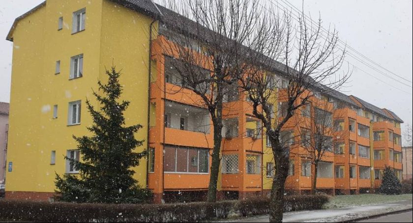 Postawił zapaloną świeczkę w oknie. Wezwano cztery zastępy straży pożarnej