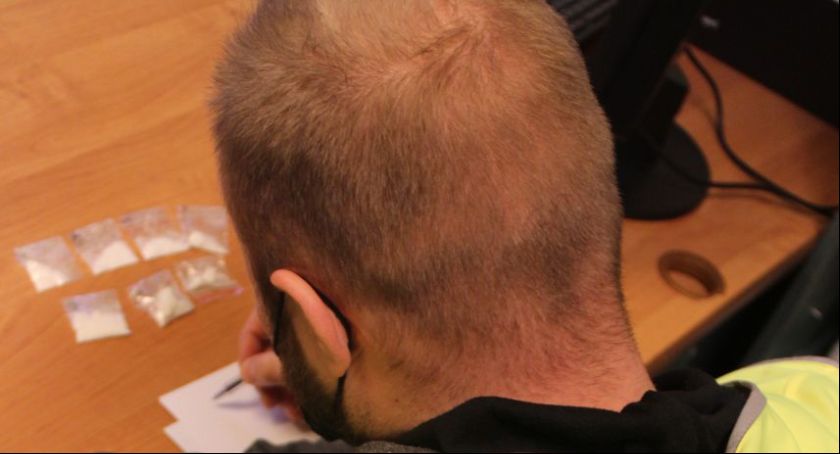 Posiadał 7 dilerek z białym proszkiem. Decyzją sądu został aresztowany