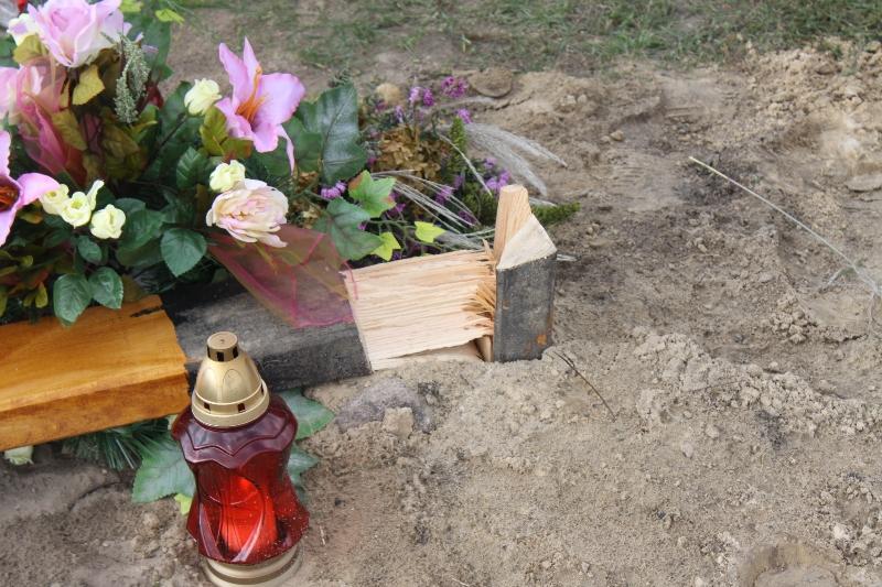 Krzyż na Górkach przewrócony