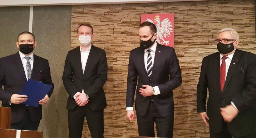 Minister Aktywów Państwowych Janusz Kowalski odwiedził Łowicz. W Starostwie spotkał się z samorządowcami (VIDEO)