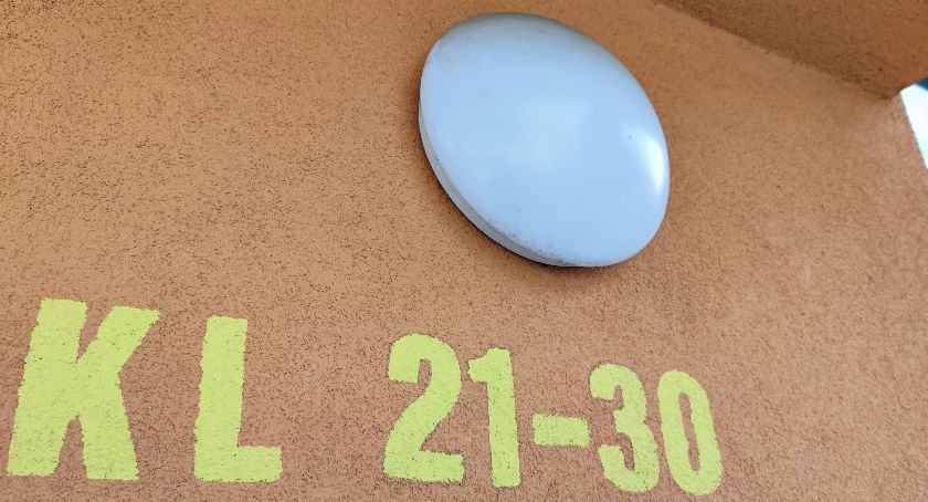 ŁSM montuje lampy LED z czujnikiem ruchu