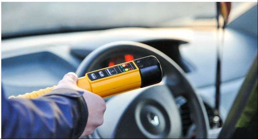 Pijany kierowca bmw uderzył w barierki na autostradzie