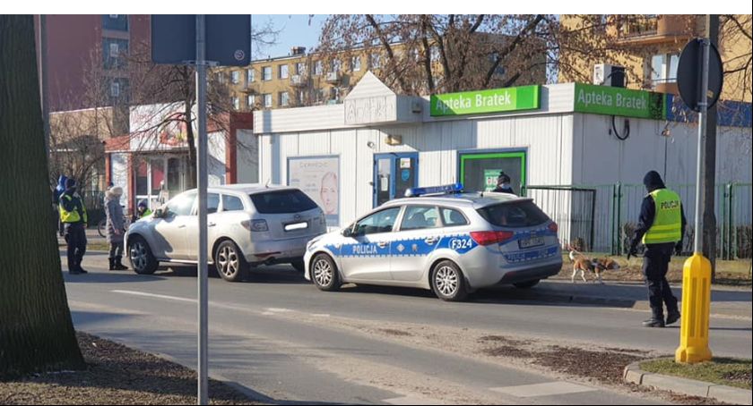 Łowicz. Na skrzyżowaniu Topolowej z Medyczną kierująca mazdą ścięła znak drogowy (FOTO)