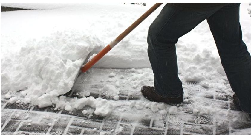 Śnieg wciąż sypie! Burmistrz Łowicza apeluje o odśnieżanie chodników przed posesjami!