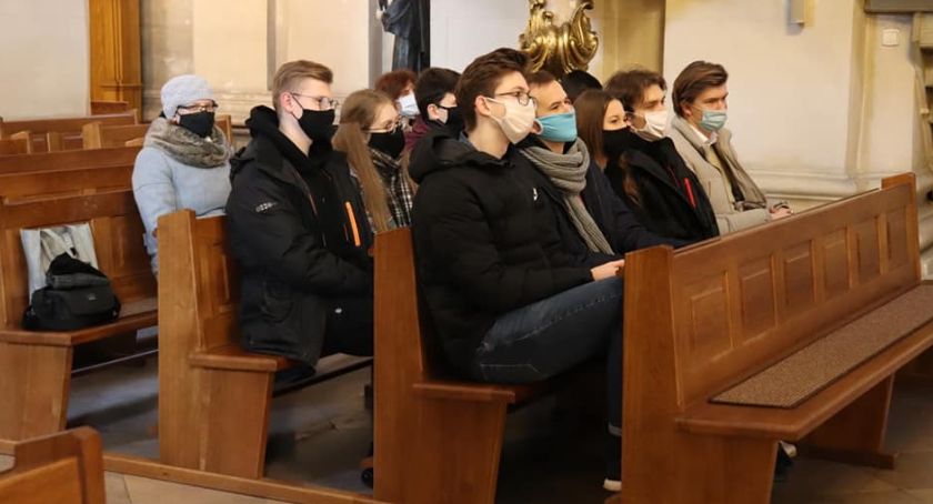 Łowicz. Msza święta studniówkowa dla maturzystów z Pijarskiej