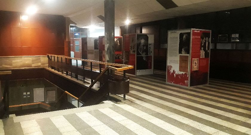 Wystawa plenerowa w budynku dworca w Łowiczu