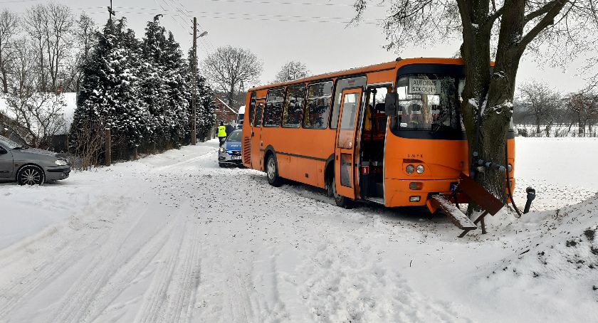 Jeziorko. Autobus z dziećmi wjechał w drzewo (FOTO)