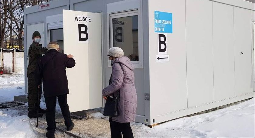 Trwają szczepienia seniorów. Pomagają im żołnierze WOT 