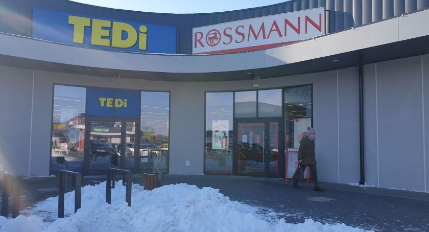 Nieletni wraz z poszukiwanym przez policję kompanem kradli perfumy na terenie galerii Stop Shop