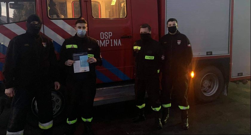 OSP w Kompinie. Strażacy dostarczyli mieszkańcom okolicznych wsi ulotki zachęcające do szczepienia przeciwko COVID-19