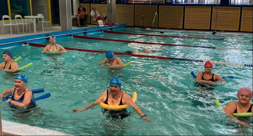 Łowicki Uniwersytet Trzeciego Wieku powrócił do zajęć aqua aerobiku i nauki pływania (FOTO)