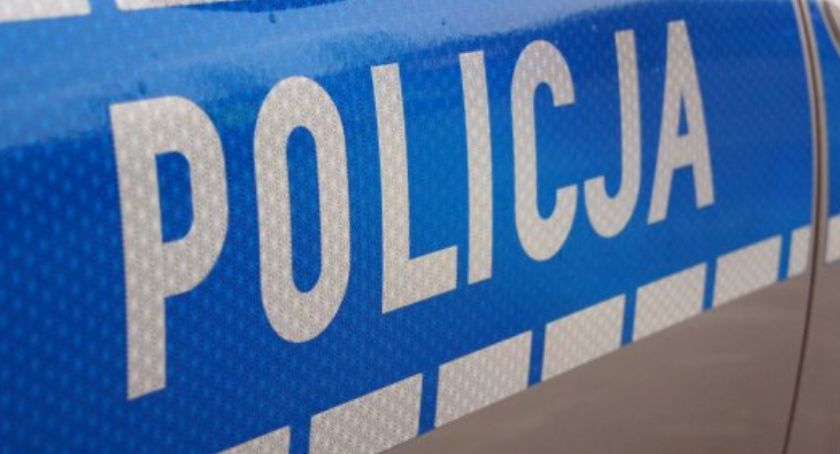 Wypadek pod Łowiczem. Passat wjechał w przyczepę 