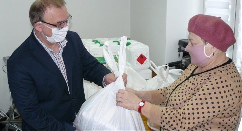 PCPR w Łowiczu. Starosta łowicki uczestniczył w rozdaniu paczek podopiecznym jednostki