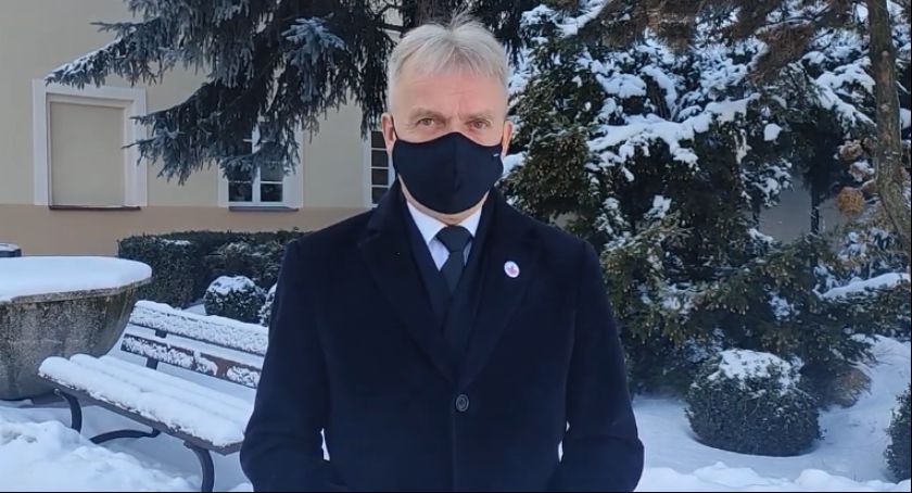 Burmistrz Krzysztof Kaliński informuje! Miasto pomaga osobom starszym w dotarciu do punktów szczepień (VIDEO)
