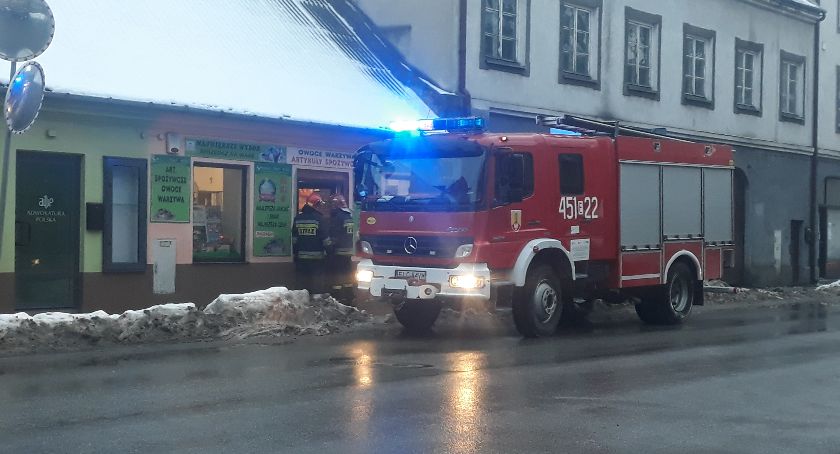 Łowicz. Mężczyzna zasłabł w sklepie. Pomogli strażacy