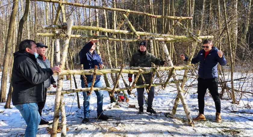 W lasku pod Łowiczem stanął paśnik. Robili go cztery godziny