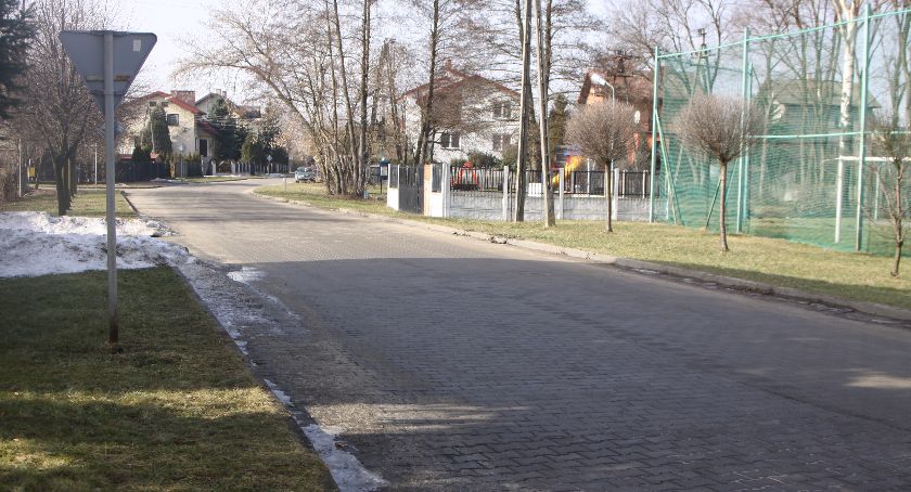 Progi zwalniające na ul. Łyszkowickiej w Łowiczu? Burmistrz odpowiada na interpelację