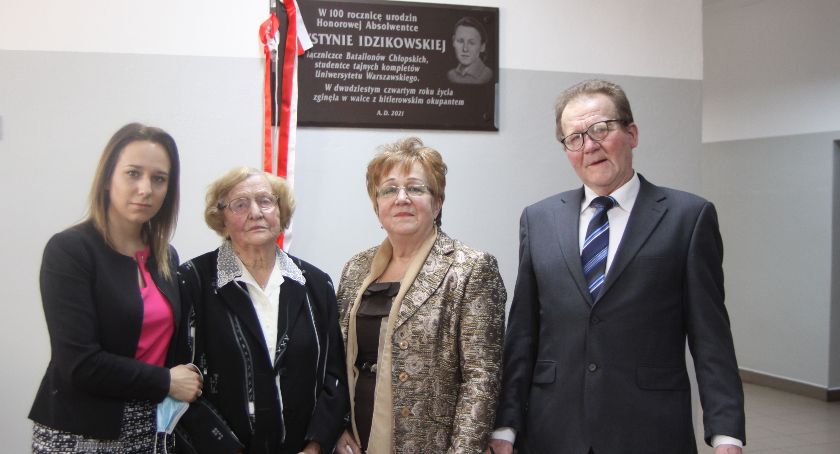 Odsłonięcie tablicy poświęconej Krystynie Idzikowskiej w SP w Bąkowie Górnym (ZDJĘCIA, VIDEO)
