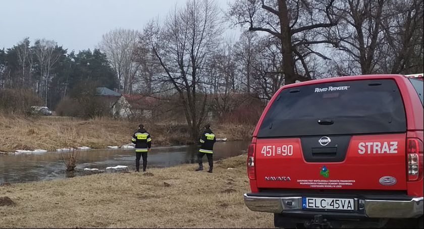 Strażacy sprawdzają poziom wód w rzekach powiatu łowickiego