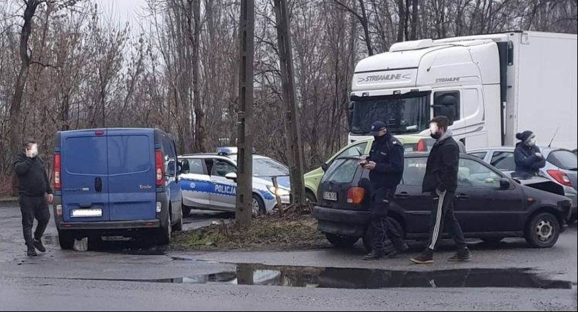 Kolizja na ul. Powstańców w Łowiczu (FOTO)